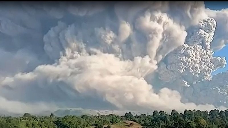 A erupção do vulcão Sinabung, na Indonésia - Divulgação