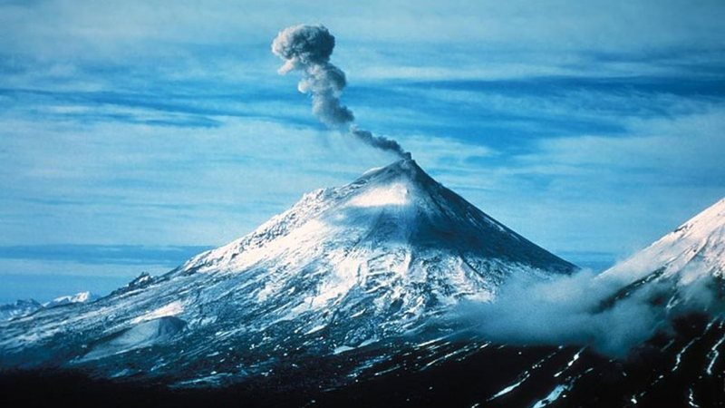 O vulcão Pavlof, no Alasca, registrado em 2004 - U.S. Fish and Wildlife Service via Wikimedia Commons