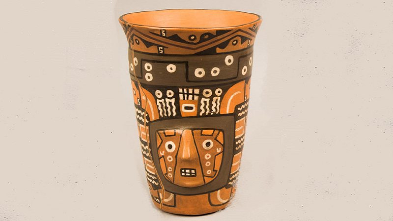 Um vaso de cerâmica com pigmentos e técnicas de decoração de influência Wari - Field Museum anthropology collections