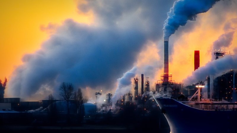 Imagem ilustrativa de uma indústria emitindo gases poluentes - Pixabay