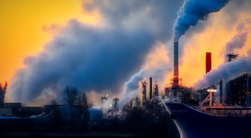 Imagem ilustrativa de uma indústria emitindo gases poluentes - Pixabay