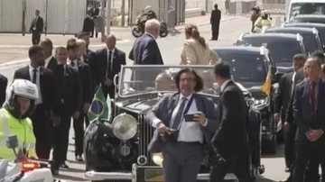 Ricardo Stuckert correndo à frente do carro presidencial - Divulgação / Redes Sociais