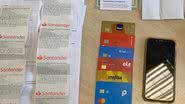 Cartões de banco, celular e documentos encontrados com mulher - Divulgação / Polícia Federal