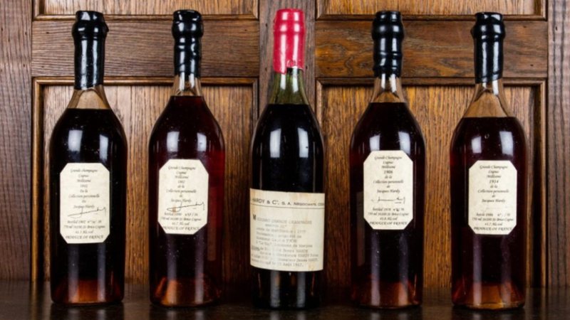 A garrafa ao centro foi leiloada por um preço impressionante - Whisky.Auction