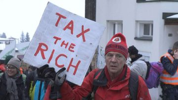 O milionário Phil White protesta pelo pagamento de taxas em Davos, na Suíça. - Reprodução/YouTube/AFP