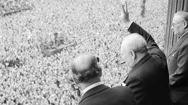 Churchill acena para a multidão em meio a comemoração do Dia da Vitória, 8 de maio de 1945 - Fotógrafo oficial do War Office, Major WG Horton