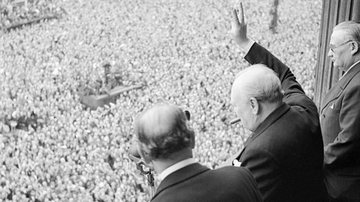Churchill acena para a multidão em meio a comemoração do Dia da Vitória, 8 de maio de 1945 - Fotógrafo oficial do War Office, Major WG Horton
