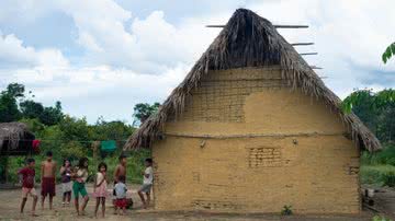Crianças yanomami brincando em frente a uma casa em Roraima - Getty Images/ Andressa Anholete