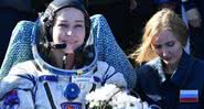 A atriz Yulia Peresild sendo retirada da cápsula - Divulgação/ Instagram/Russian Space Agency Roscomos