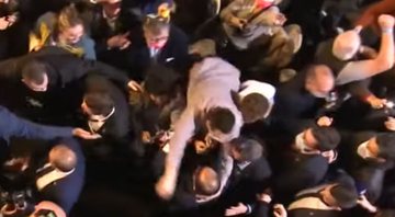 Eric Zemmour, candidato a presidência da França, é atacado durante comício - Divulgação / YouTube / AFP News Agency