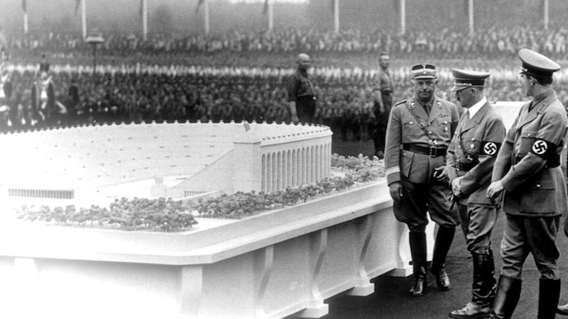 Hitler e o arquiteto Albert Speer analisando o modelo do enorme estádio - Getty Images