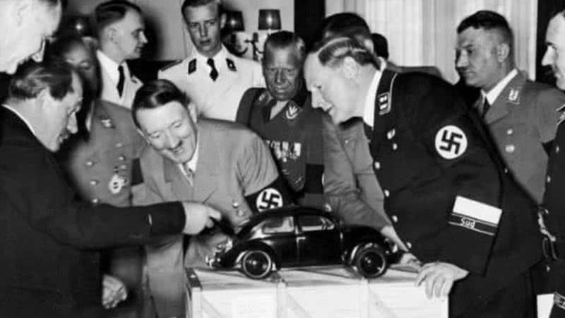 Hitler avaliando o Fusca - Domínio Público