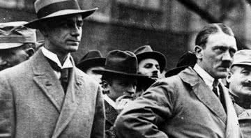 Á esquerda, Rosenberg posando com o Führer - Getty Images