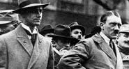 Á esquerda, Rosenberg posando com o Führer - Getty Images
