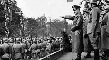 Hitler ao lado das tropas nazistas na Segunda Guerra - Domínio Público