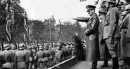 Hitler ao lado das tropas nazistas na Segunda Guerra - Domínio Público