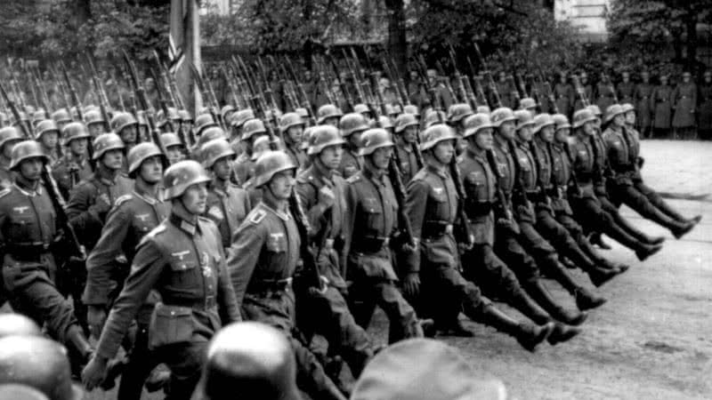 Soldados alemães marchando durante invasão da Polônia, 1939