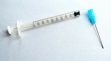 Imagem ilustrativa de uma seringa de vacinação - Pixabay