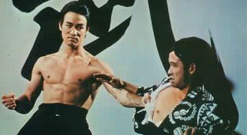 Bruce Lee, que teve uma morte trágica, em set de filmagem - Divulgação