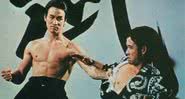 Bruce Lee, que teve uma morte trágica, em set de filmagem - Divulgação