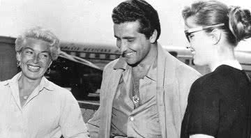 Lana Turner, Johnny Stompanato, e Cheryl Crane, 16 dias antes do assassinato - Wikimedia Commons