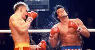 Rocky Balboa (Sylvester Stallone) (dir.) lutando contra Ivan Drago (Dolph Lundgren) (esq.) - Divulgação