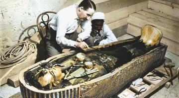 Howard Carter trabalhando no sarcófago de Tutancâmon - Reprodução