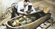 Howard Carter trabalhando no sarcófago de Tutancâmon - Reprodução