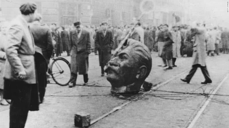 Estátua de Stalin derrubada durante o episódio - Domínio Público