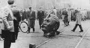 Estátua de Stalin derrubada durante o episódio - Domínio Público