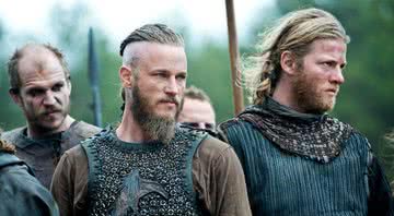 Trecho da série "Vikings", com personagens reunidos e munidos de lanças - Divulgação / MGM Television