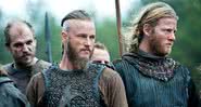 Trecho da série "Vikings", com personagens reunidos e munidos de lanças - Divulgação / MGM Television
