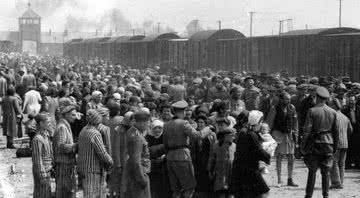 Judeus entrando em Auschwitz - Auschwitz State Museum