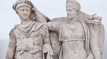 Agripina coroa Nero - Wikimedia Commons