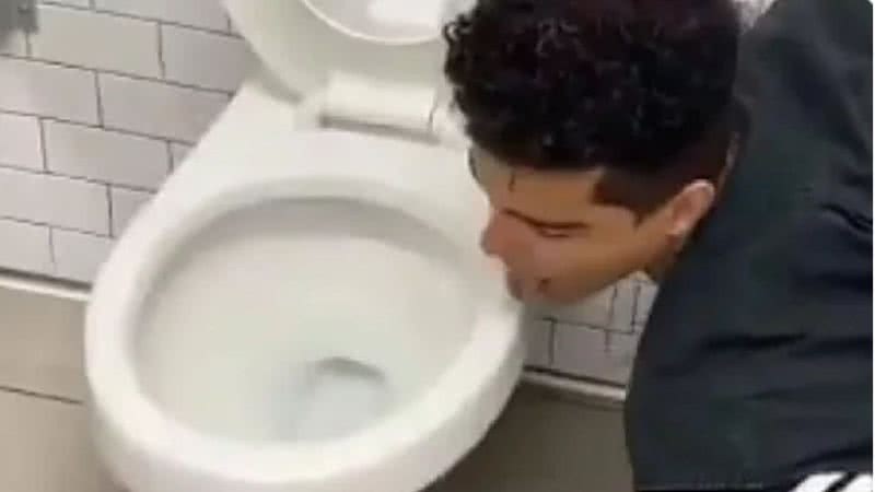 Vídeo de Larz lambendo um vaso sanitário - Divulgação/Tik Tok