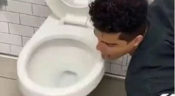 Vídeo de Larz lambendo um vaso sanitário - Divulgação/Tik Tok