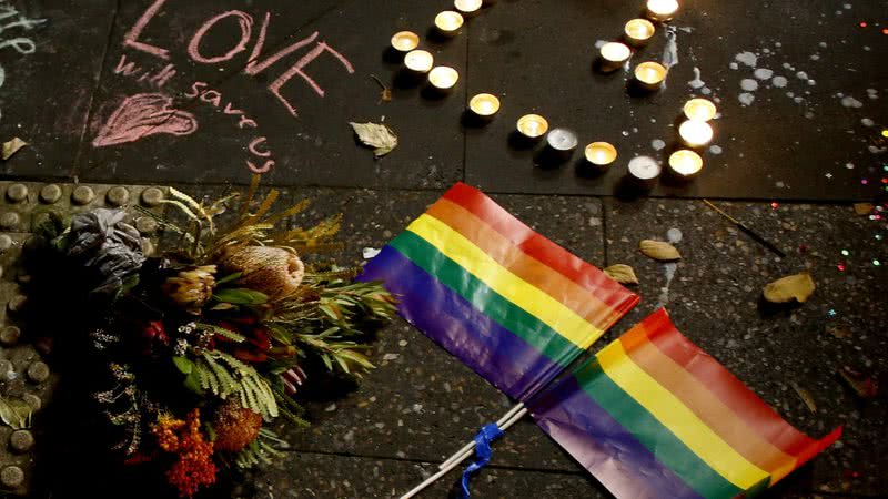 Bandeiras do arco-íris durante uma vigília à luz de velas pelas vítimas do tiroteio Pulse Nightclub em Orlando - Getty Images