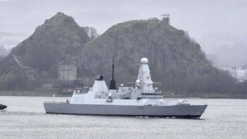 Imagem ilustrativa de um Destroyer HMS Defender - Getty Images
