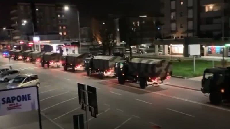 Longa fila de caminhões militares carregados com caixões em Bergamo na última quarta-feira - Divulgação