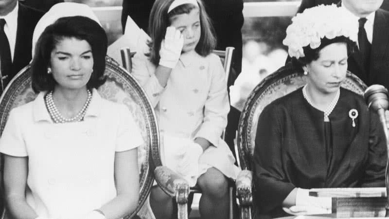 Jackie Kennedy e a rainha Elizabeth II durante um evento em homenagem a John Kennedy - Getty Images