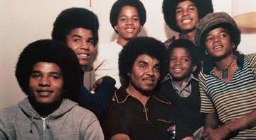 O grupo Jackson 5 com o pai e empresário, Joe Jackson, ao centro - Divulgação