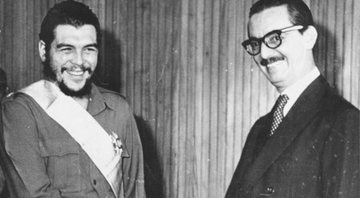 Jânio Quadros condecorando Che Guevara com a medalha da Ordem Nacional do Cruzeiro do Sul - Wikimedia Commons