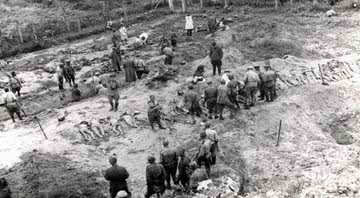 Comissão Soviética analisa os vestígios dos crimes praticados pelos nazistas durante o Holocausto, em Janowska - Wikimedia Commons