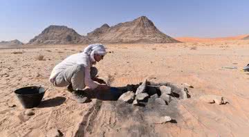 Escavação de uma antiga lareira em Jebel Oraf - Palaeodeserts Project