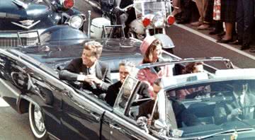 JFK em sua limusine momentos antes do assassinato - Domínio Público via Wikimedia Commons