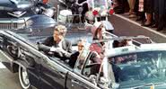 JFK em sua limusine momentos antes do assassinato - Domínio Público via Wikimedia Commons