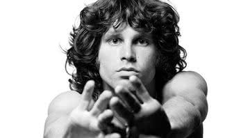 Jim Morrison estende as mãos durante ensaio fotográfico - Divulgação
