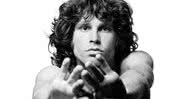 Jim Morrison estende as mãos durante ensaio fotográfico - Divulgação / Elektra Records