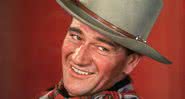 John Wayne, trajando um chapéu de caubói, em pose - Getty Images