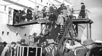 Judeus refugiados desembarcando do navio - Divulgação Museu Judaico de São Paulo